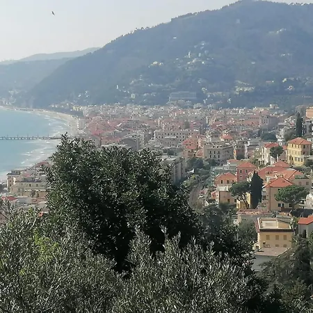 Con Terrazza Vista Panoramica Ed Uso Cucina In Casa Quadrilocale Алассио